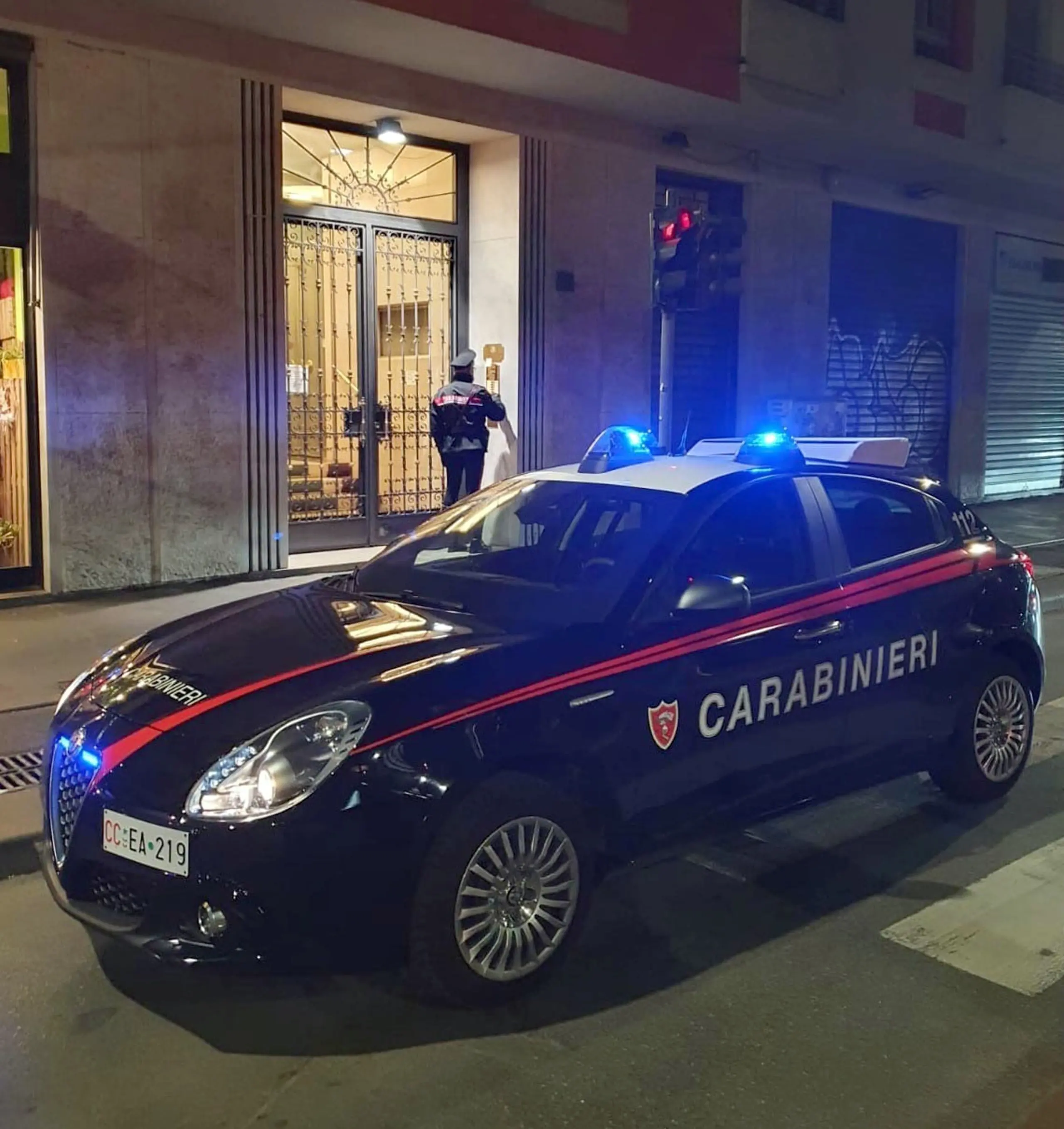 Castellanza, furto lampo in gelateria: in 3 minuti devastano il locale e fuggono con 150 euro in monete