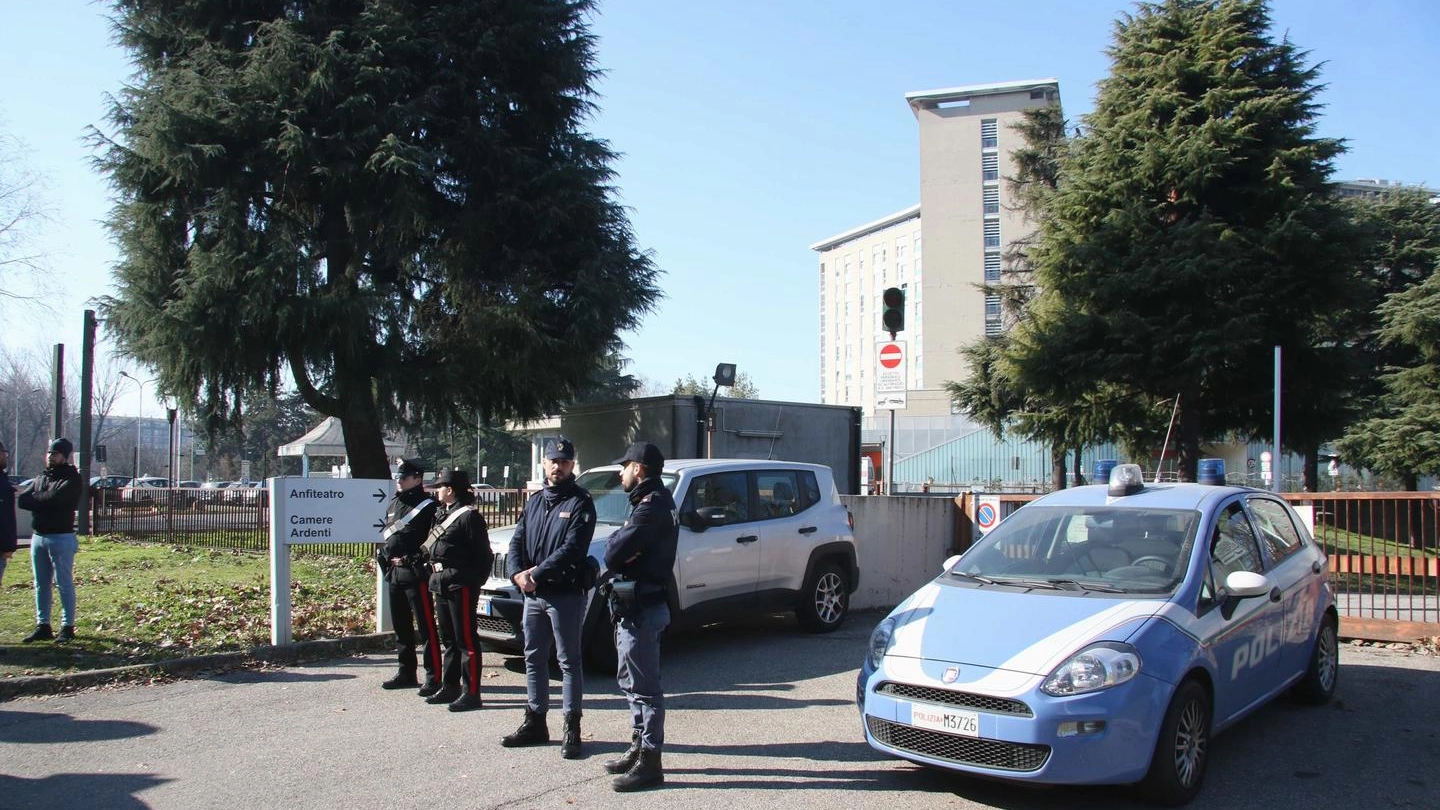 Carabinieri e Polizia presidiano l' ingresso dell'Ospedale San Paolo