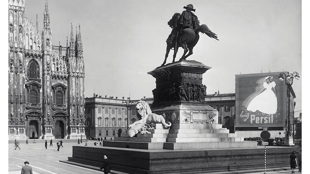 Una vecchia pubblicità Henkel in piazza Duomo a Milano