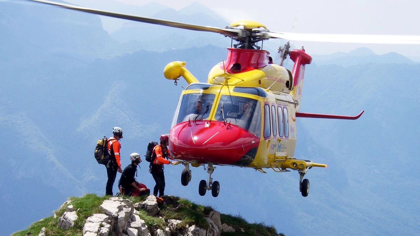 Soccorso alpino con elicottero in montagna