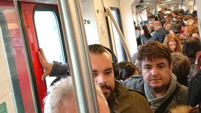 I viaggiatori ammassati sul treno che è stato fatto fermare a Codogno e Casale