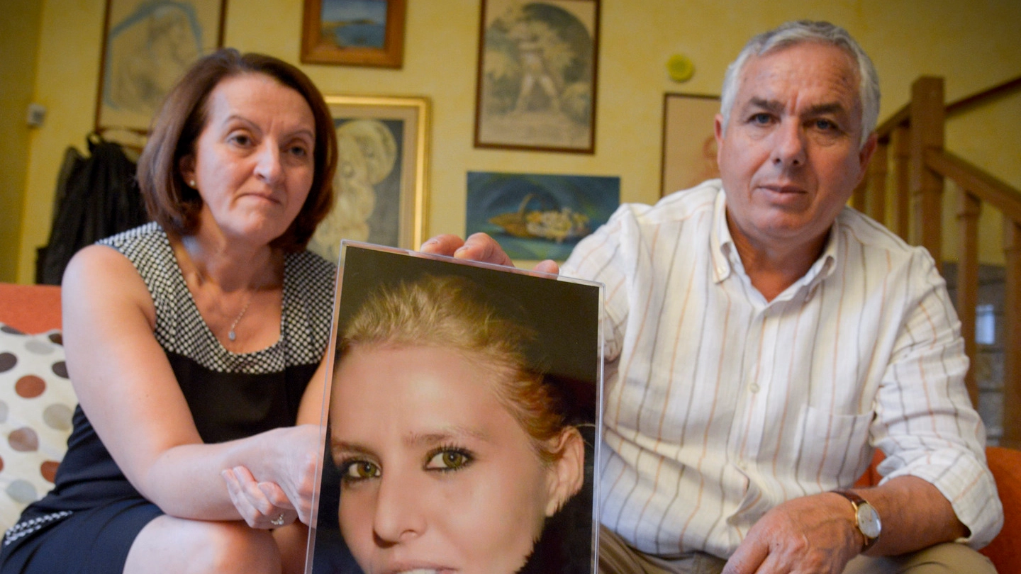 I genitori  mostrano  una foto di Teresa Costanza Hanno saputo del passo avanti  nelle indagini Non riescono a trovare una spiegazione al delitto
