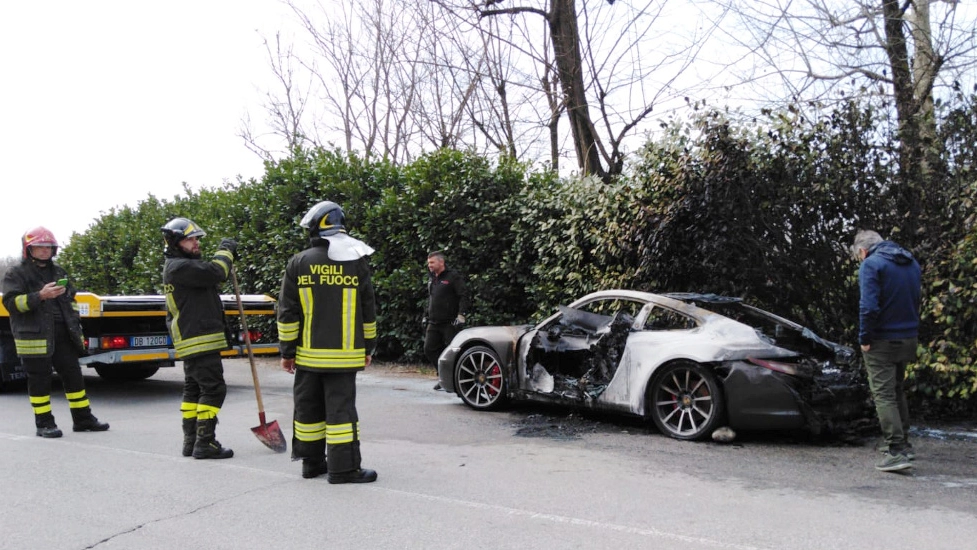 La Porsche distrutta dalla fiamme