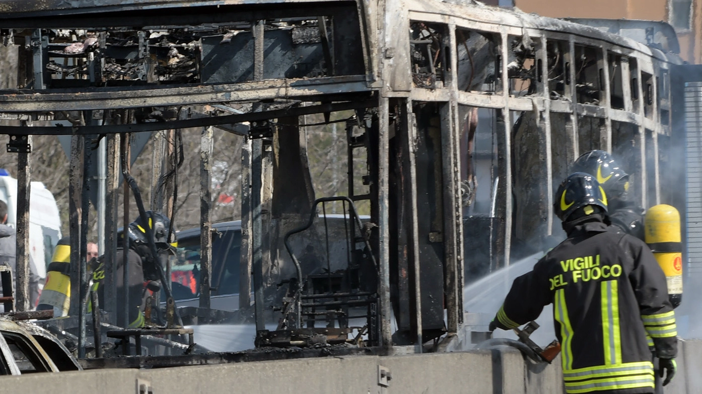 Lo scheletro del bus incendiato sulla Paullese