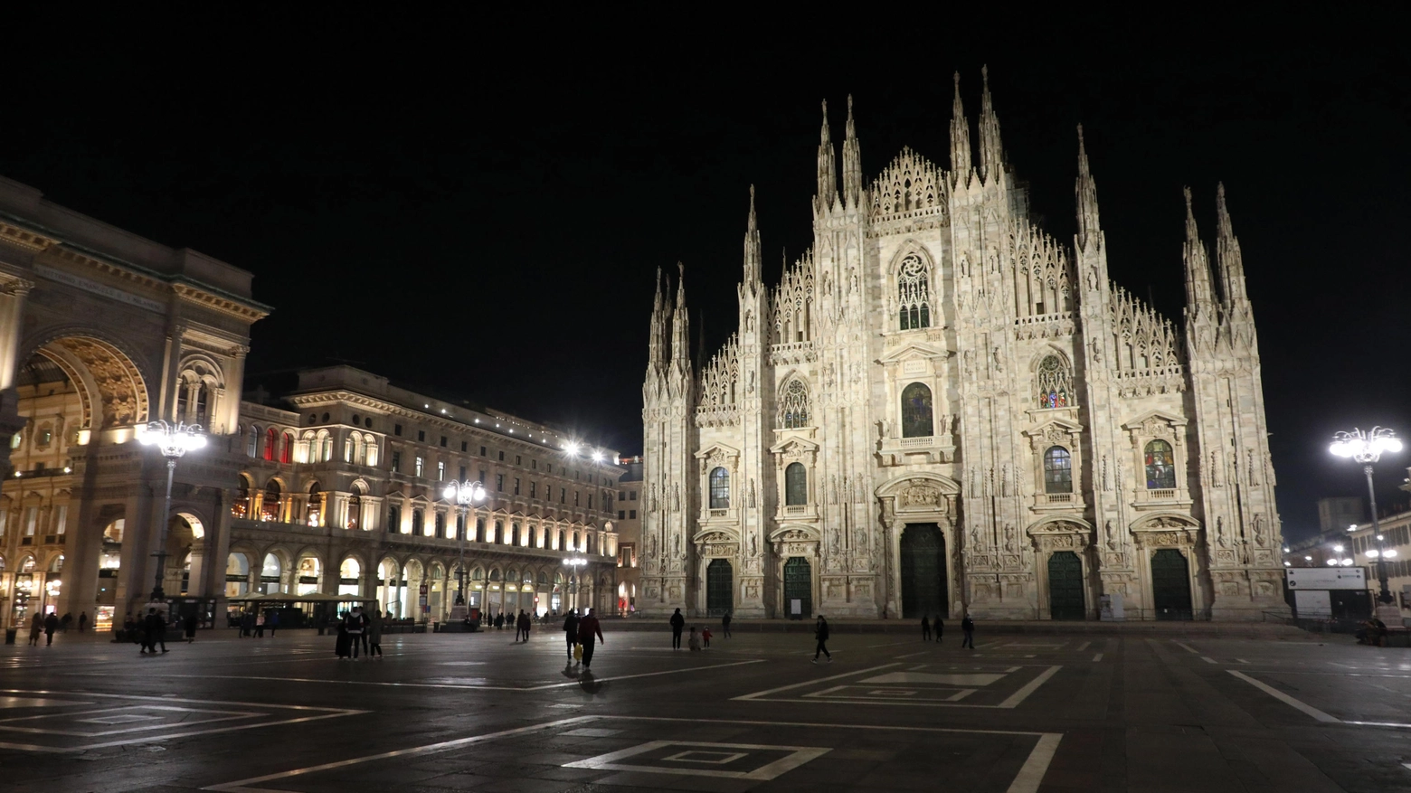 Piazza Duomo deserta a Milano