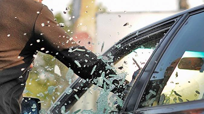 Vandali in azione prendono di mira dieci auto in sosta