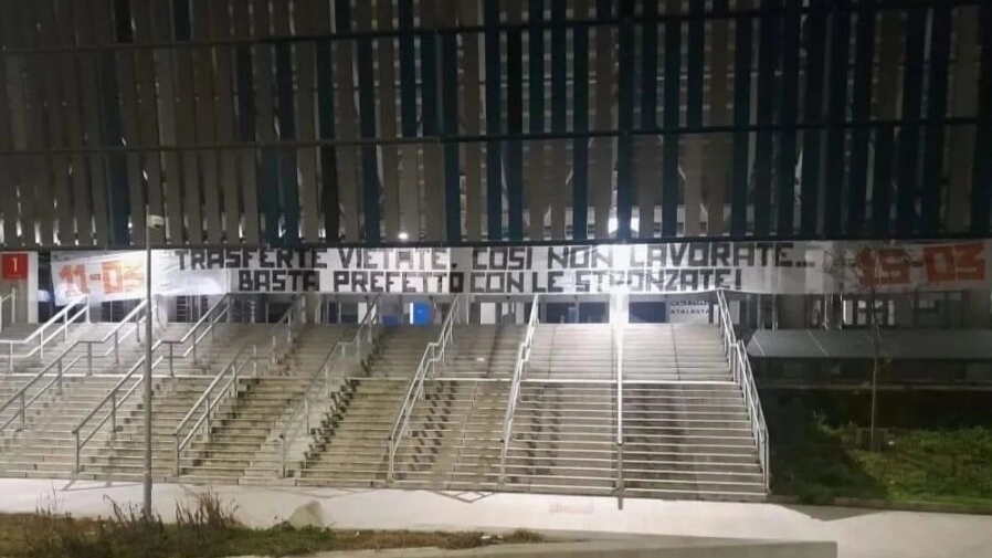 L’iniziativa fuori dal Gewiss stadium dopo il doppio stop ai viaggi a Napoli al seguito della Dea e degli amici dell’Eintracht