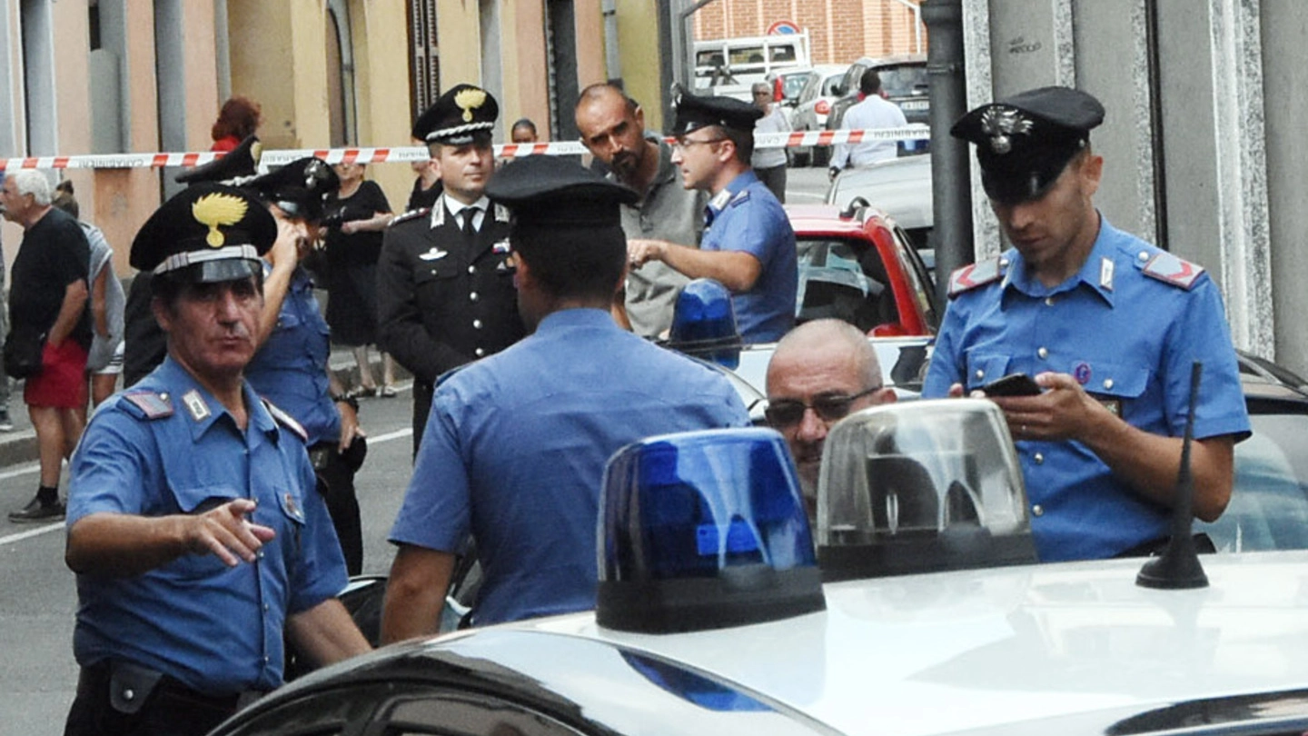 Carabinieri al lavoro nel centro di Macherio dopo la sparatoria