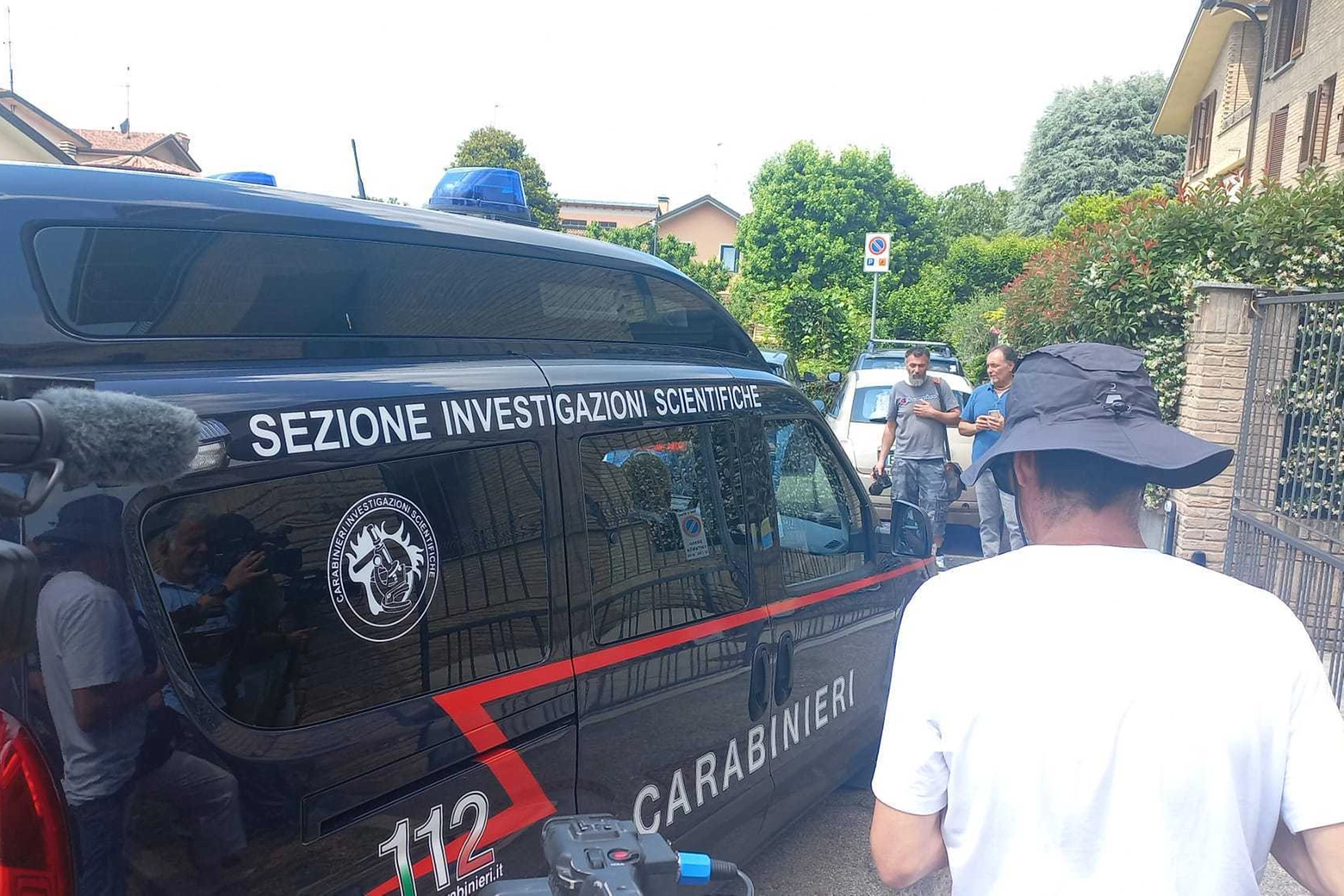 L'arrivo dei carabinieri della sezione investigazioni scientifiche