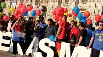 Un gruppo di giovani partecipanti al progetto Erasmus davanti al Duomo di Milano