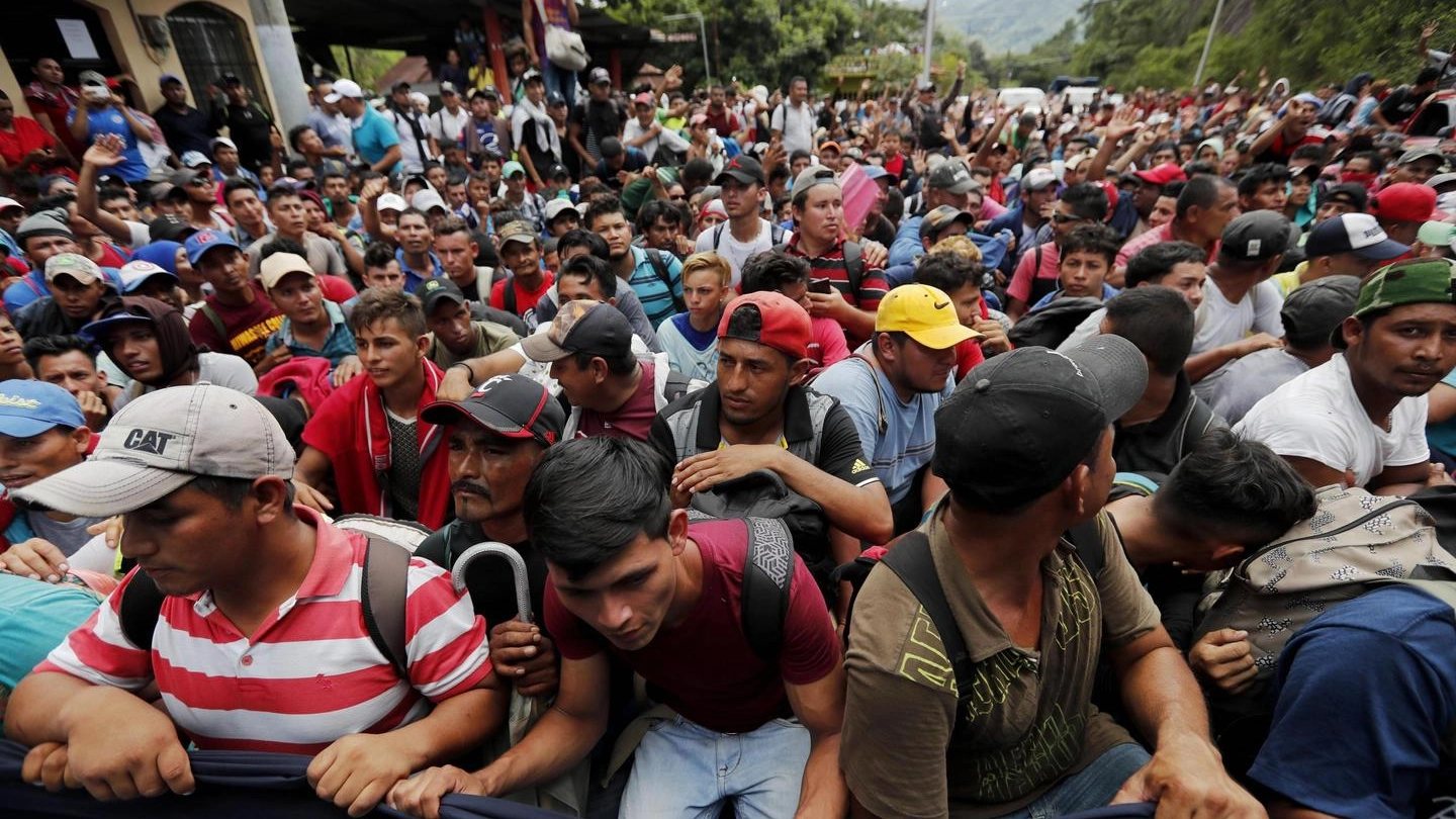 La Carovana partita dall'Honduras sfonda il confine col Guatemala (Ansa)