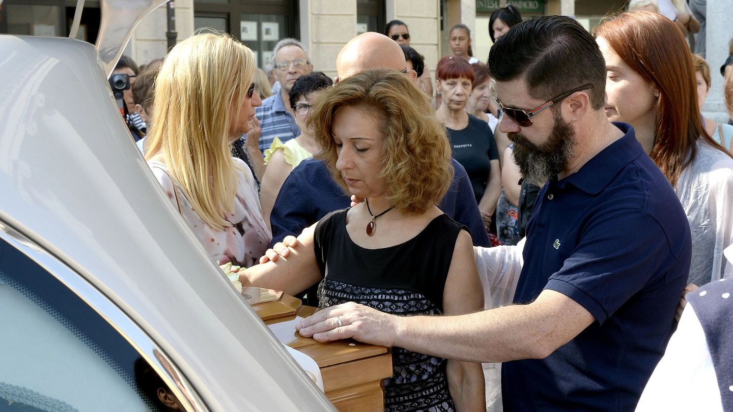 I funerali di Antonietta Migliorati, uccisa a Rho