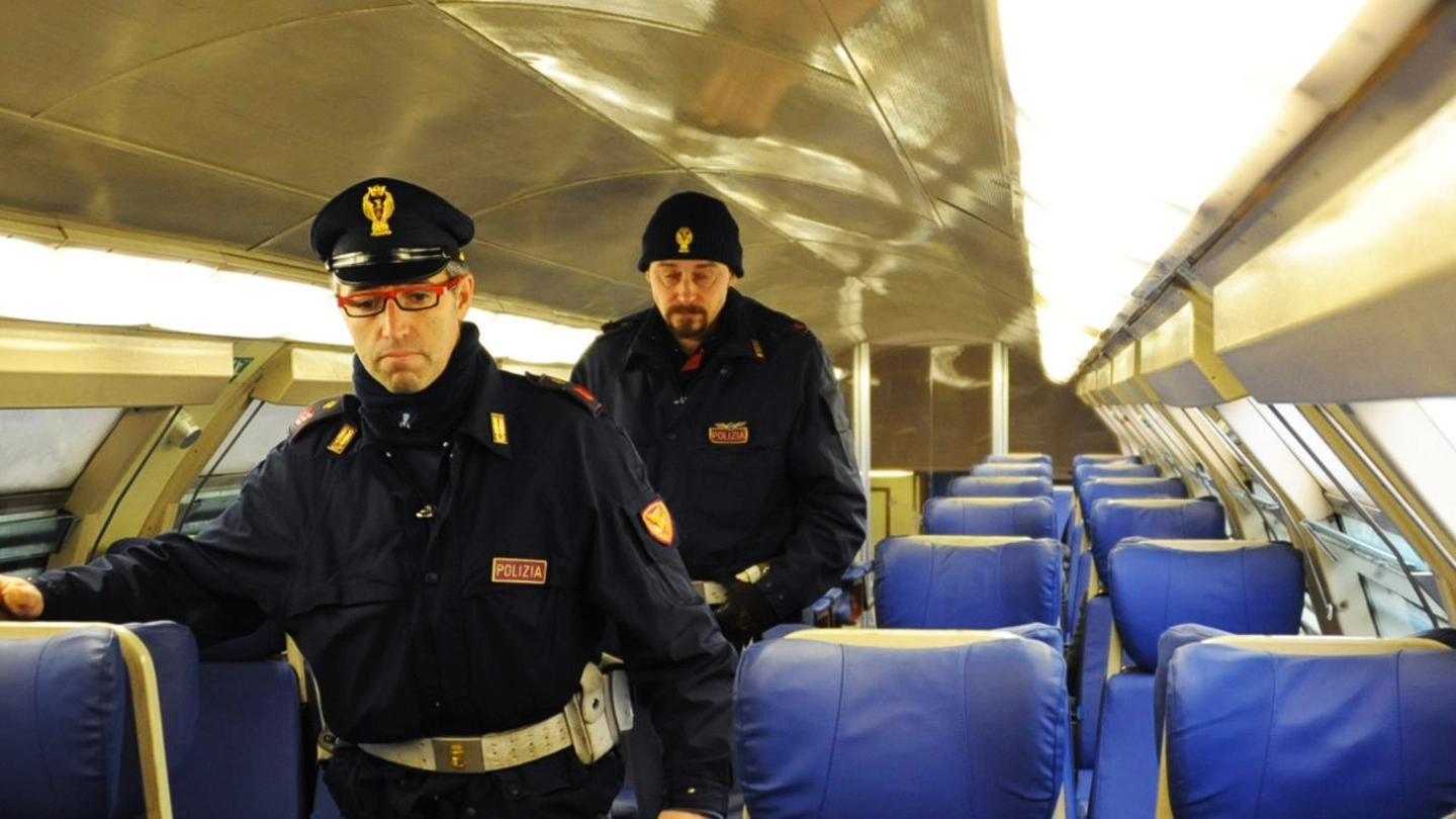 Agenti di polizia in carrozza Sopra, il dirigente Angelo Lino MurtasBG//POLFER//FOTO DE PASCALE