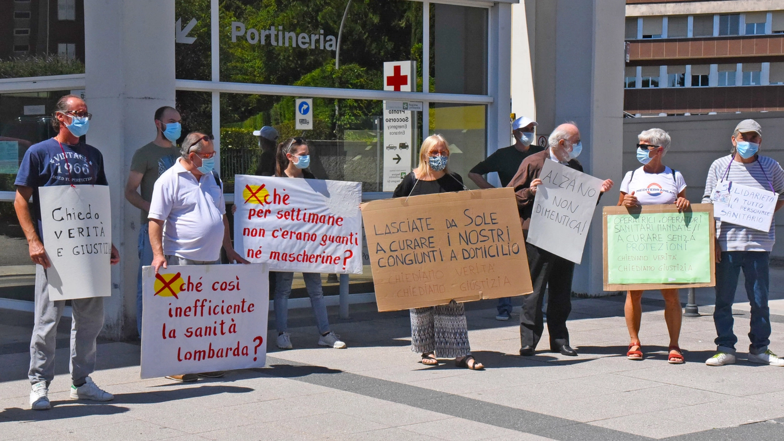 Un presidio di protesta davanti all'ospedale di Alzano Lombardo