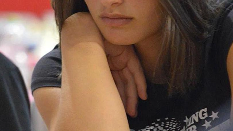 Giulia, la reginetta degli scacchi, studia la mossa per il tricolore