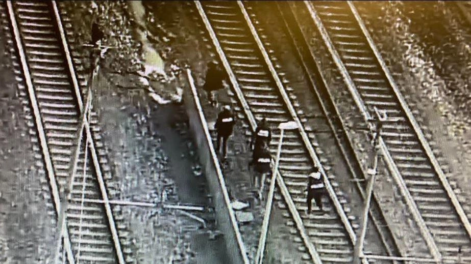 Maxi controlli a Rogoredo. Bloccati i pusher di eroina Maxi controlli a Rogoredo. Bloccati i pusher di eroina
