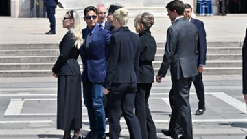 Funerali Berlusconi, i look in Duomo: prevale il total black, Maria De Filippi in bianco rompe il protocollo