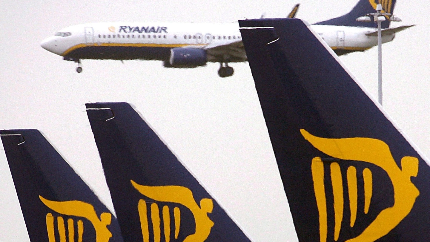 Alcuni aerei della compagnia low cost Ryanair (Ansa)