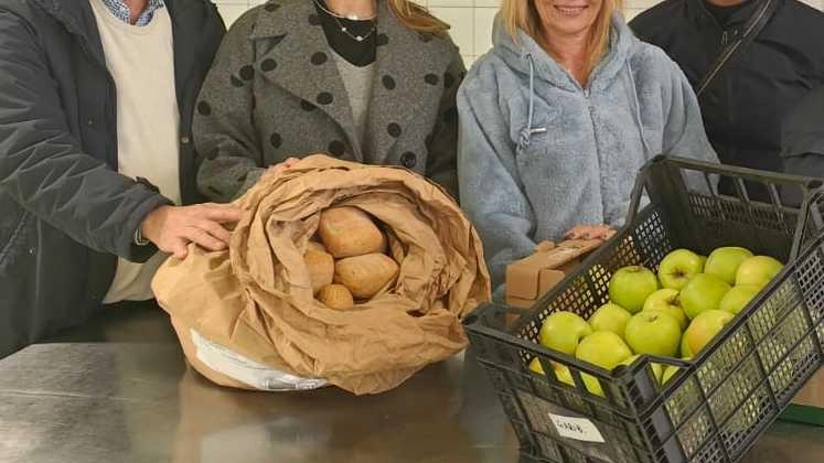 Pane e frutta avanzati in mensa vanno alle famiglie in difficoltà Pane e frutta avanzati in mensa vanno alle famiglie in difficoltà