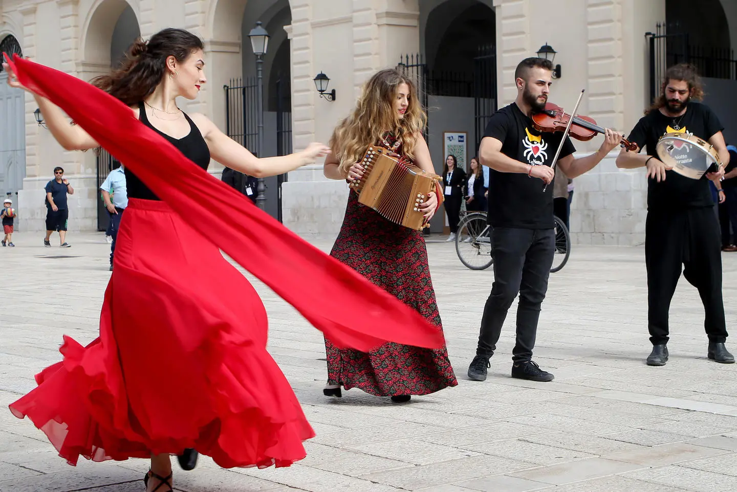Arrivano le notti della Taranta sul Naviglio. Tre giorni di gioia in salsa pugliese a Cernusco