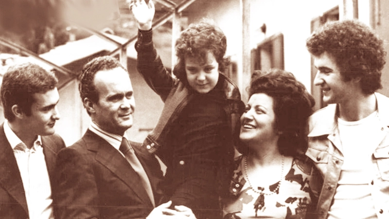 Mirko Panattoni con i familiari dopo la liberazione 
