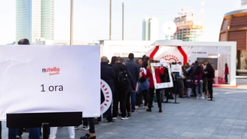 Milano, tutti in coda per assaggiare i Nutella Biscuits / FOTO