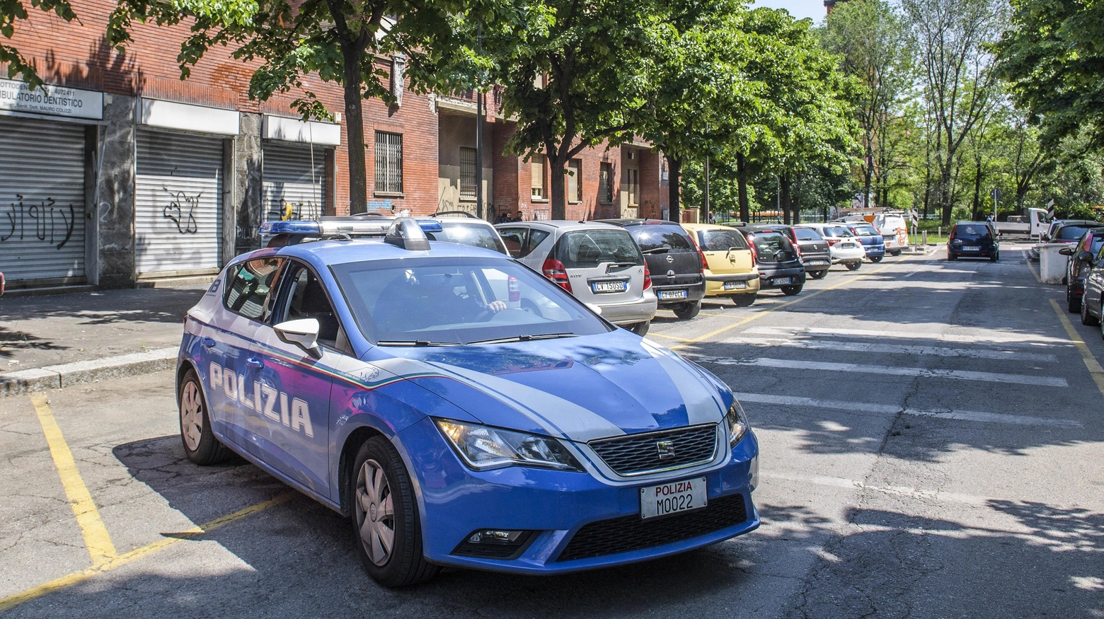 Gli agenti delle Volanti davanti allo stabile Aler di via Zamagna 4