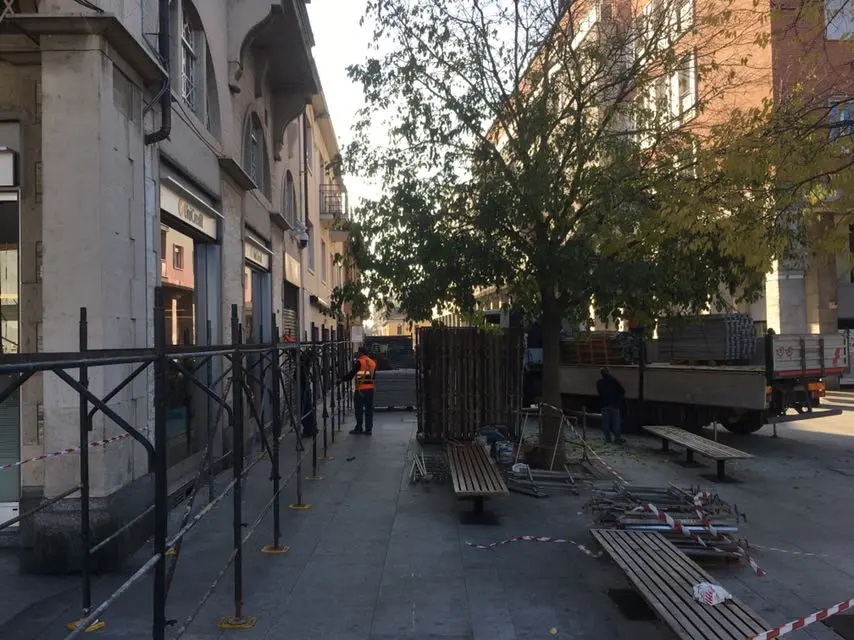 Il calendario dell'avvento a Legnano è sulla facciata di un palazzo