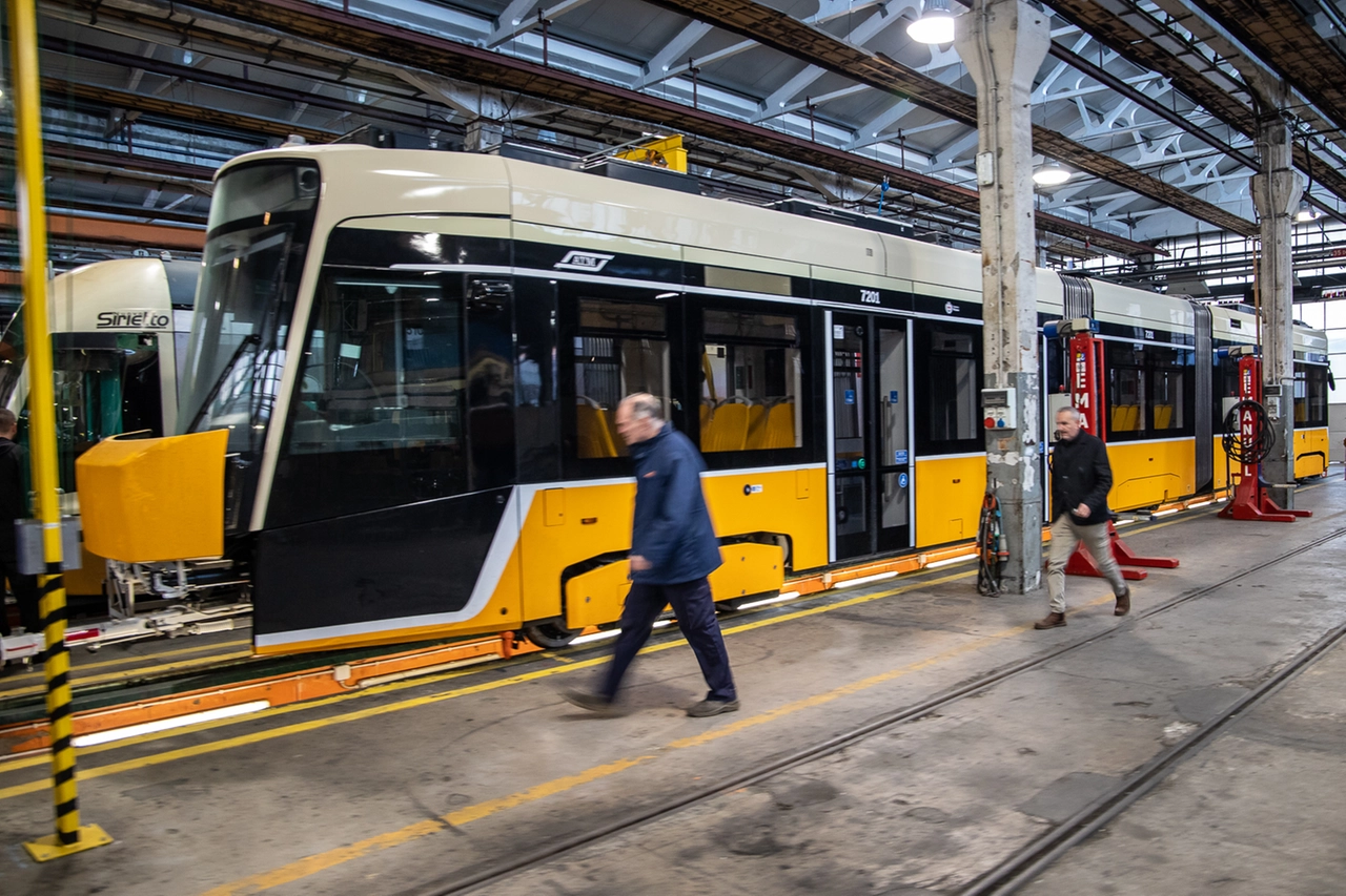 Tramlink all'interno dello stabilimento Atm in viale Teodosio a Milano