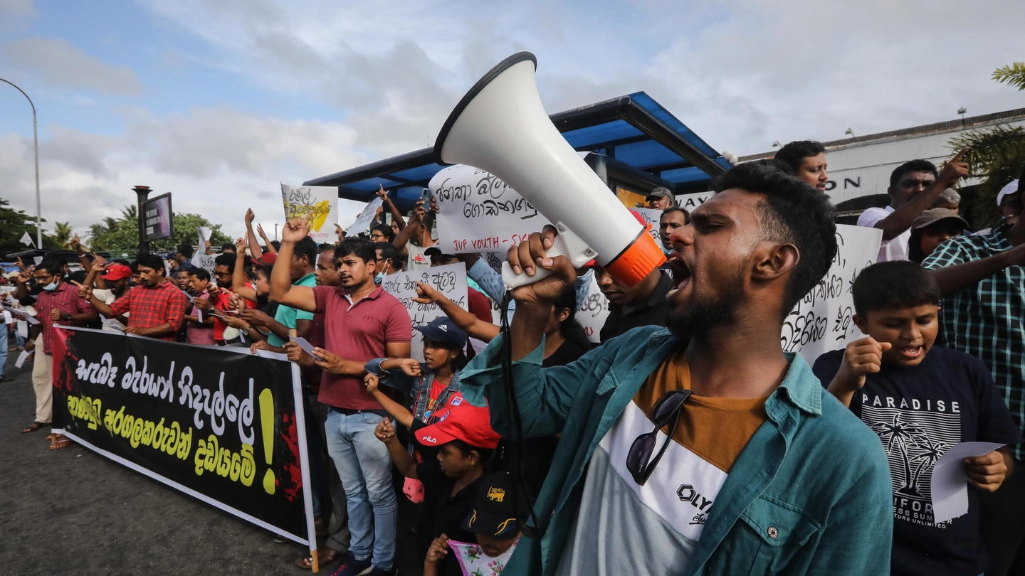 roteste di piazza a Colombo contro la gravissima crisi economica del Paese