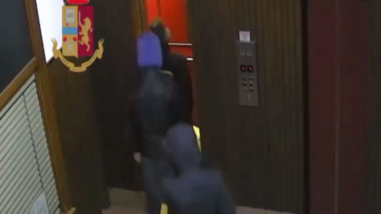 Seguito e rapinato in ascensore (Frame video)