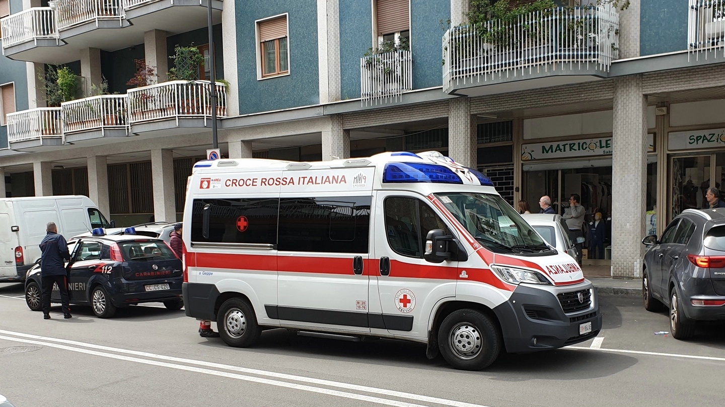 La vittima ha chiesto aiuto ai passanti  che hanno chiamato sul posto i carabinieri e un’ambulanza
