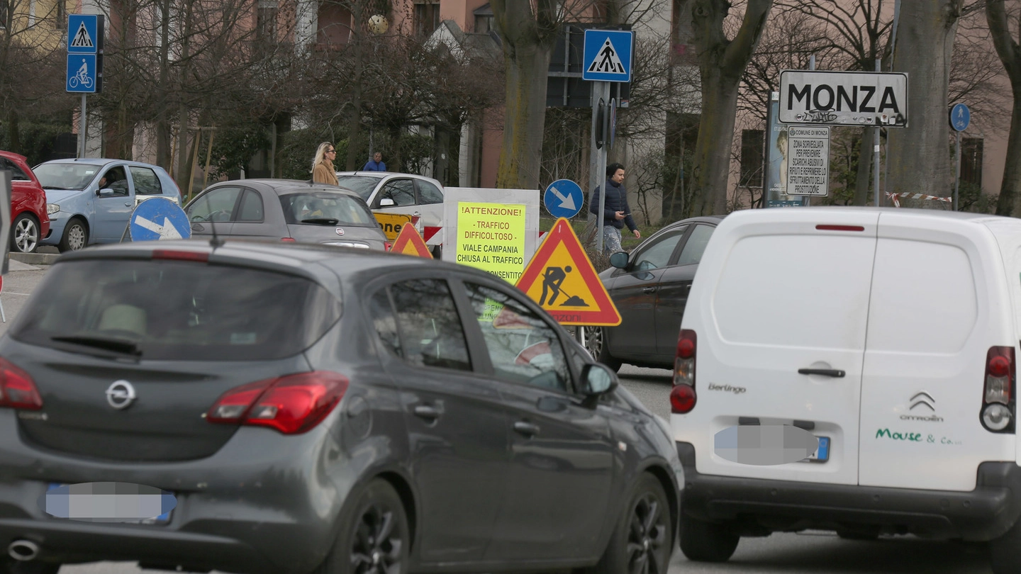 Il traffico in viale Campania a causa dei lavori