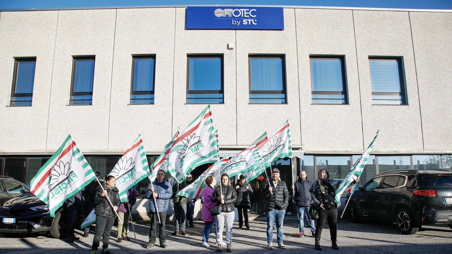 I lavoratori della Optotec di Garbagnate Milanese in sciopero