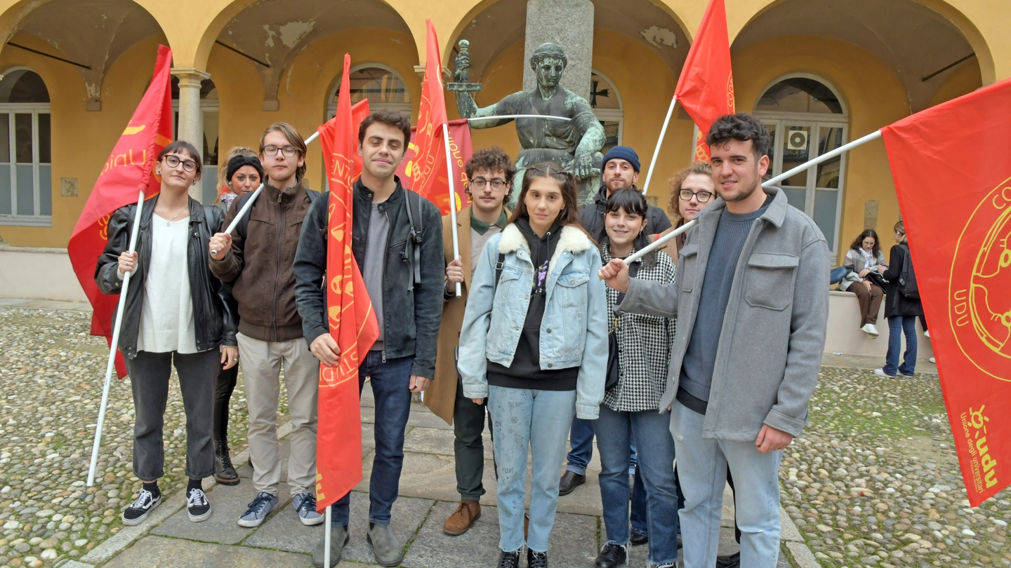 Giorgia Orsi con gli studenti che protestano