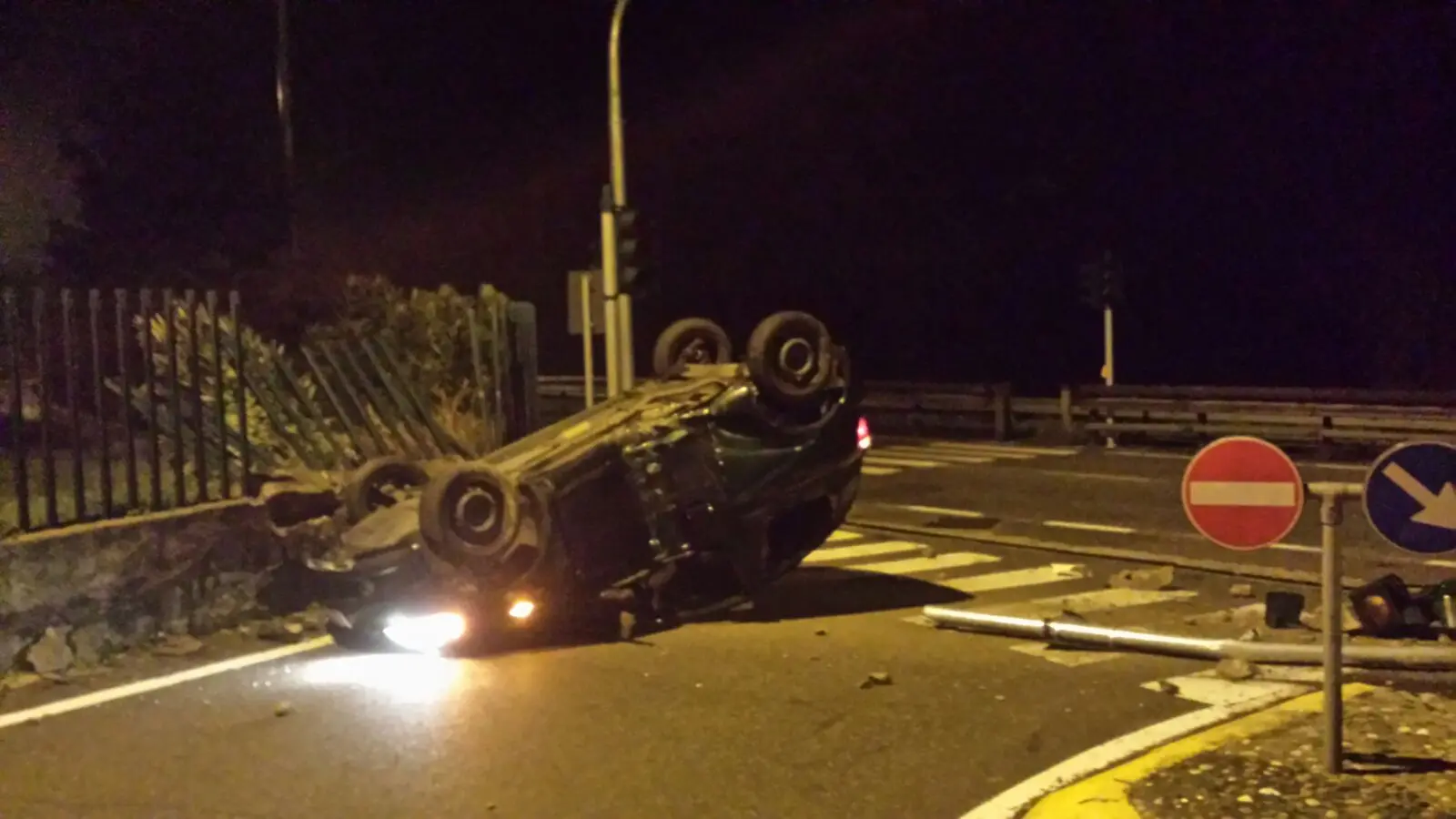 Abbattuto nella notte il semaforo anti velocità