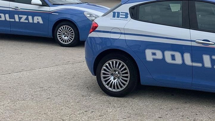 Il boss del night a luci rosse. Ballerine schiave dei clienti Il boss del night a luci rosse. Ballerine schiave dei clienti