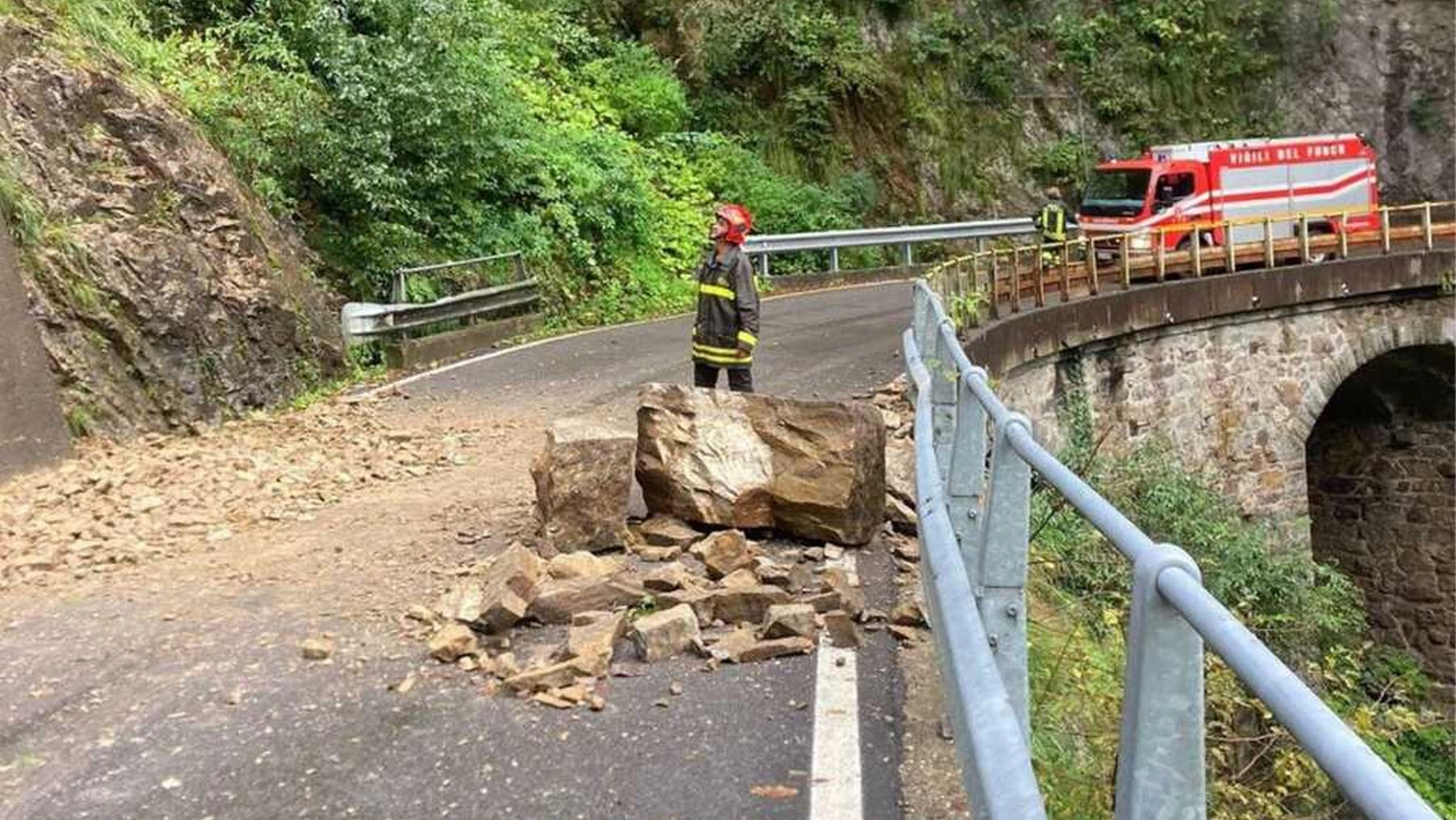 I vigili del fuoco monitorano una frana (immagine di repertorio) I vigili del fuoco monitorano una frana (immagine di repertorio)