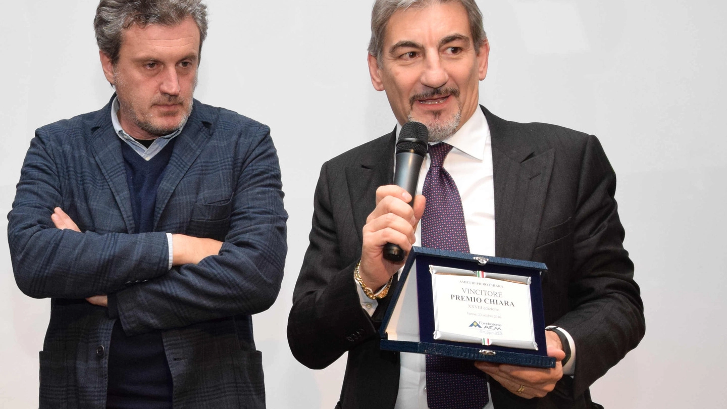 TRIONFO Antonio Manzini (a sinistra) premiato da Raffaele Cattaneooni