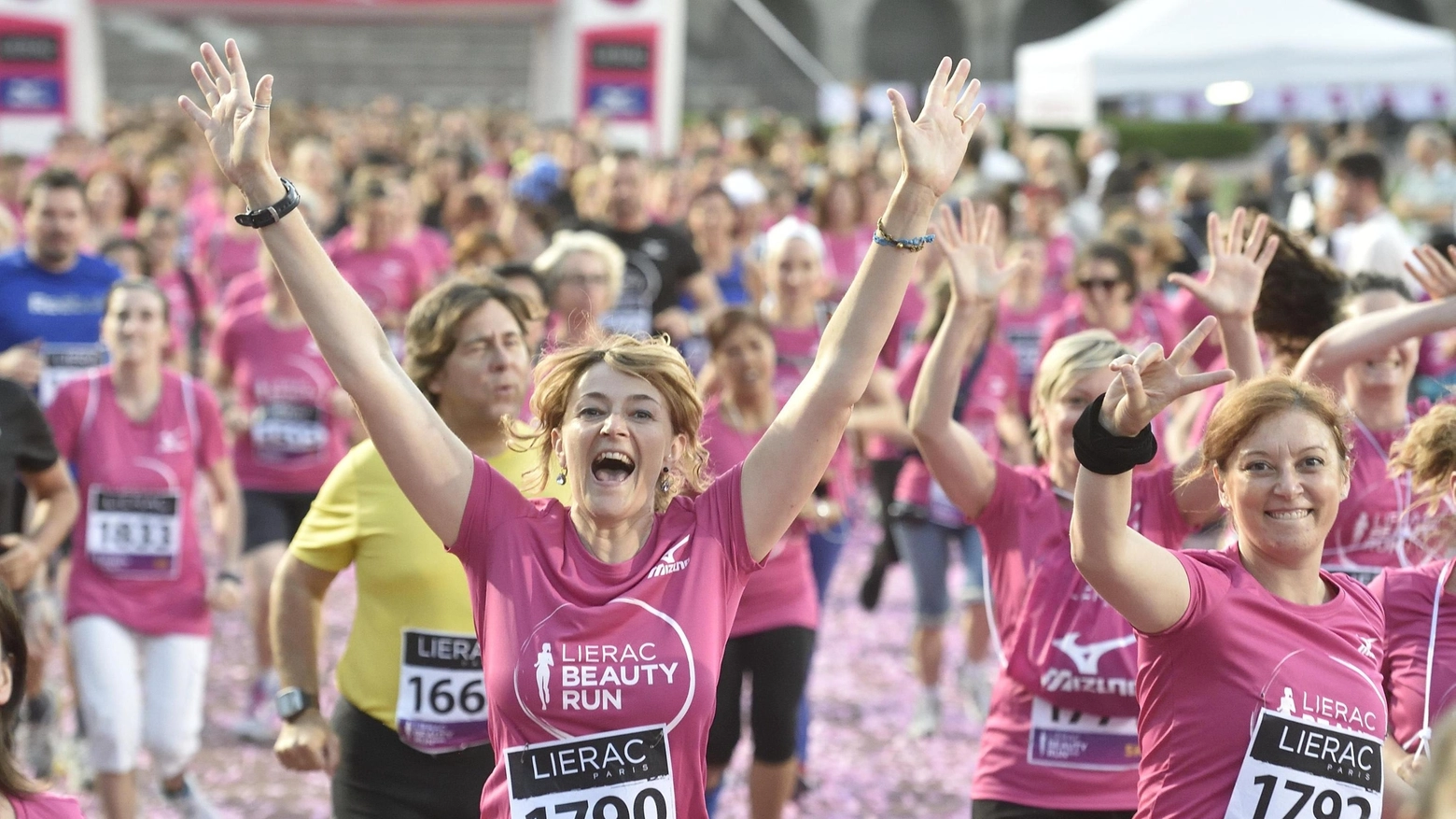 Partecipanti alla Lierac Beauty Run, la corsa dedicata alle donne (Ansa)