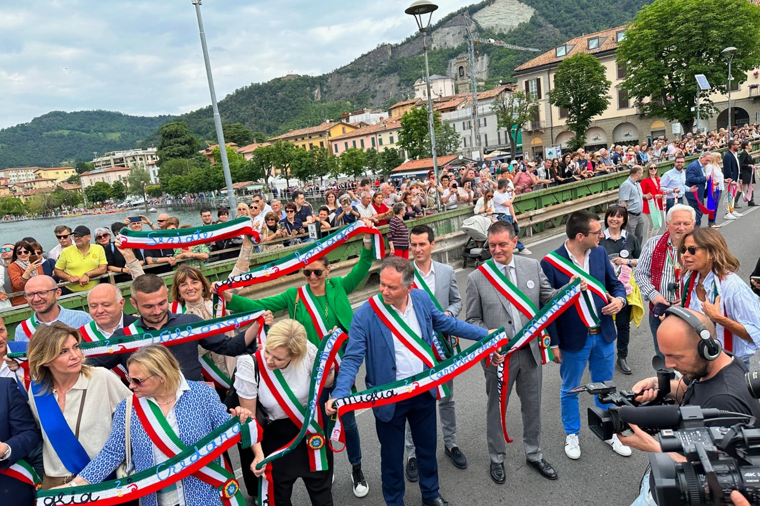 L'incontro dei sindaci sul ponte di Sarnico