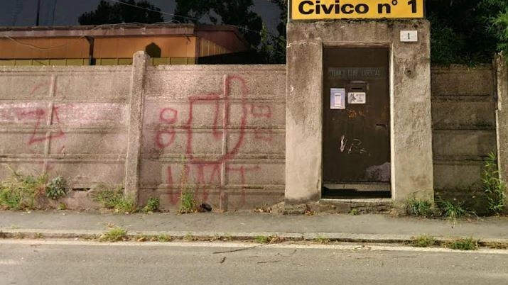 Niente documentazione e amianto La polizia locale diffida i gestori "Stop ad attività e corsi sportivi" Niente documentazione e amianto La polizia locale diffida i gestori "Stop ad attività e corsi sportivi"