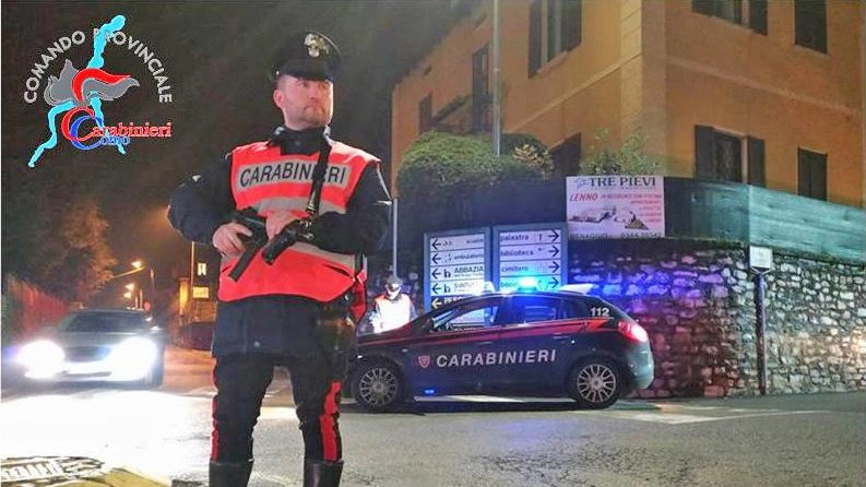 Sale sul tetto dell’auto dei carabinieri Scattano le manette Sale sul tetto dell’auto dei carabinieri Scattano le manette
