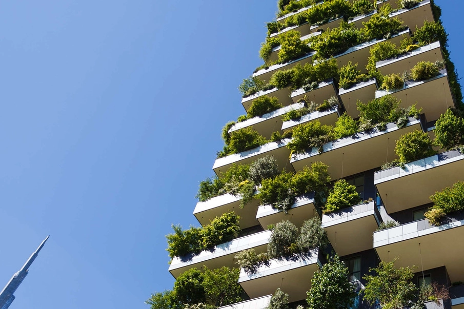 SQUADRA Sopra Pierpaolo Zampini, 42 anni, ad e cofondatore di Finlibera A sinistra il team a destra il Bosco Verticale dove hanno la sede e l’idromassaggio antistress