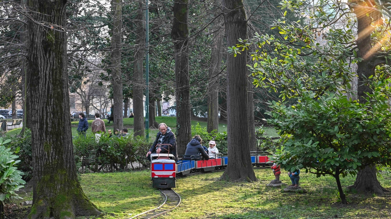 Vincenzo Caserta, da 54 anni alla guida del Trenino dei Giardini nel parco di Porta Venezia (Foto Andrea Fasani)