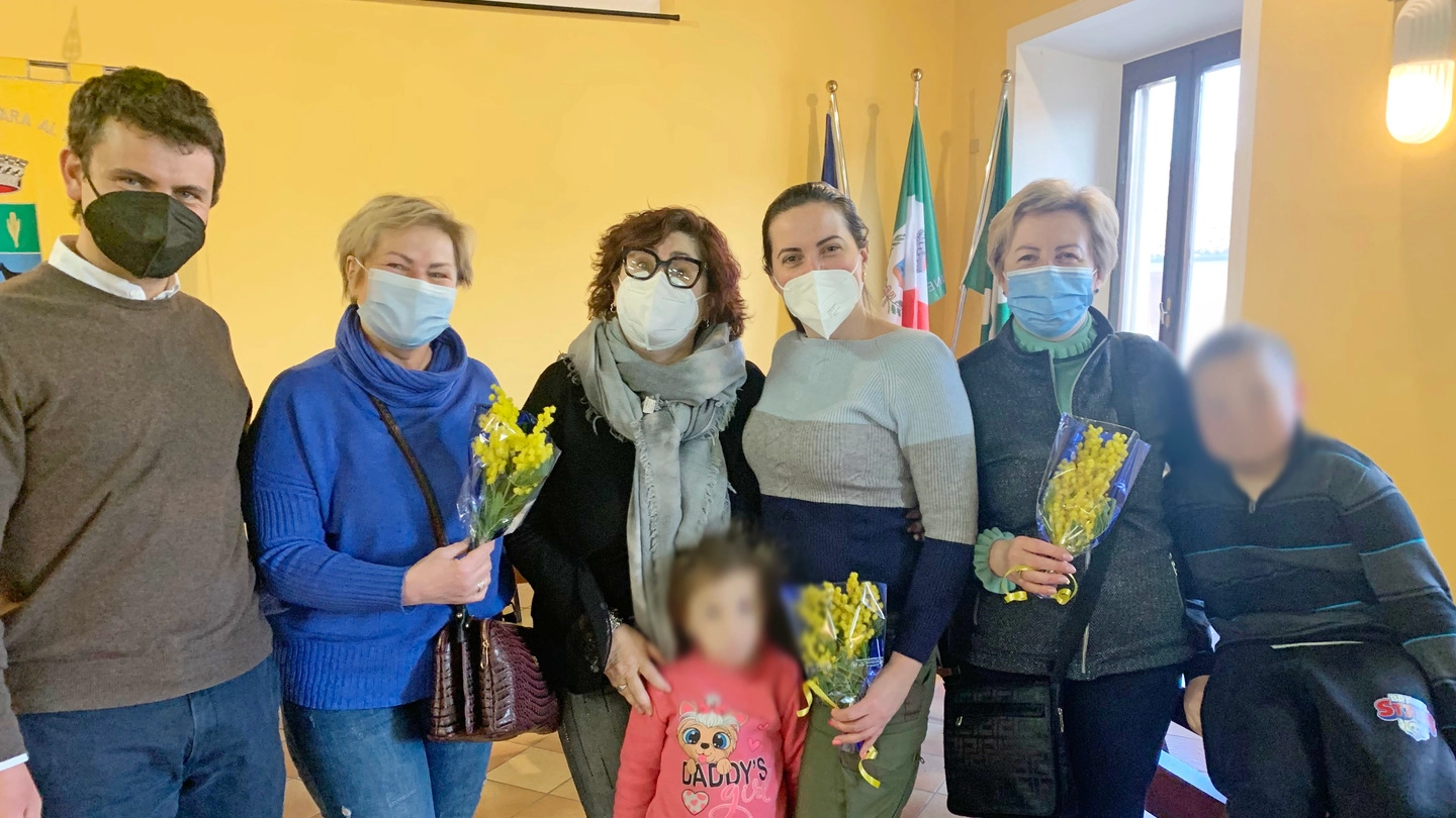 A sinistra il sindaco Stefano Ubezio con la famiglia ucraina arrivata a Carbonara
