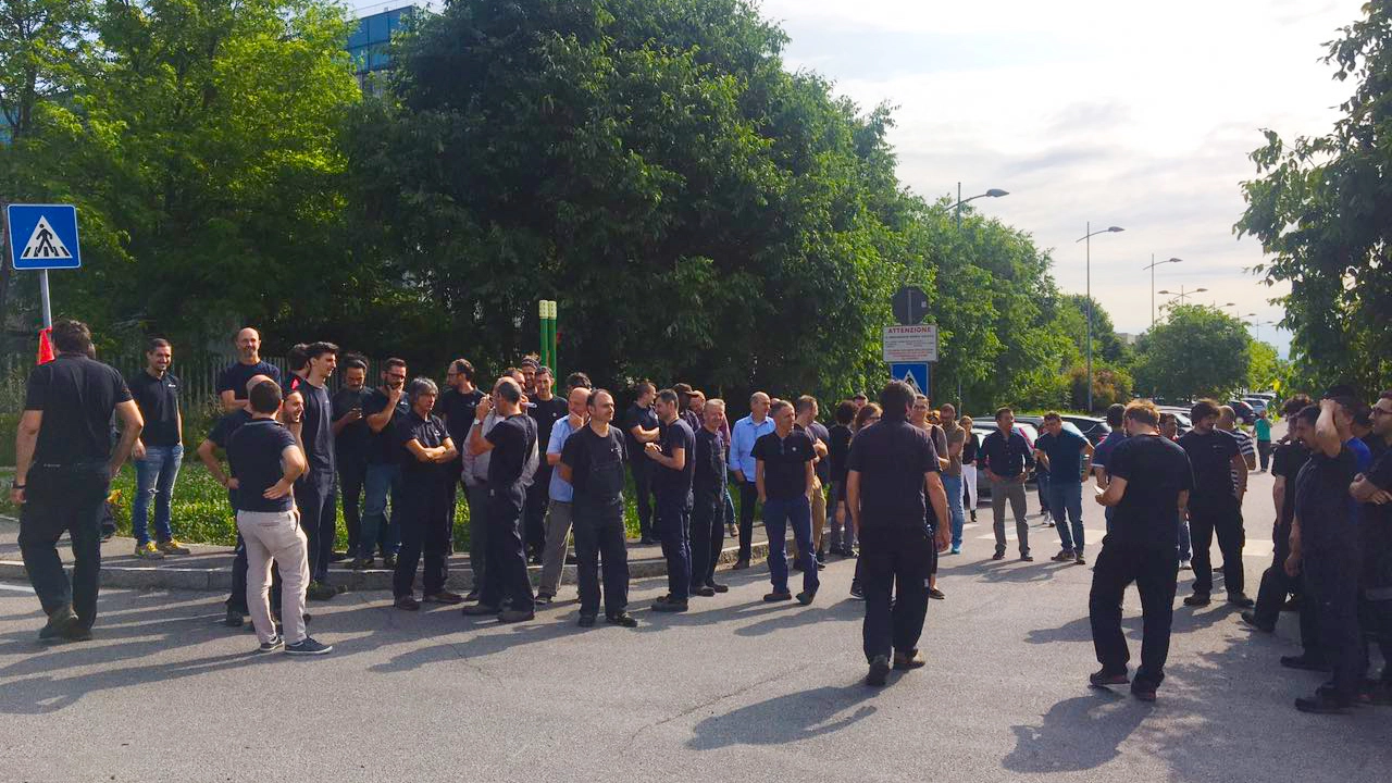 Dipendenti Reggiani in sciopero dopo il licenziamento di una collega