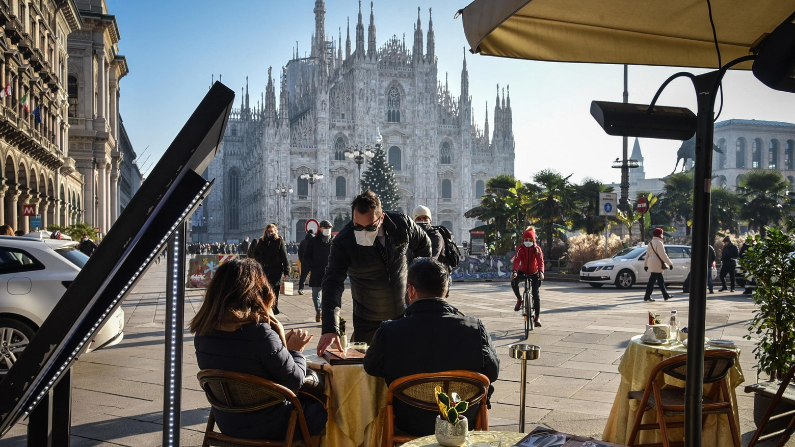 Zona gialla, a Milano riparte il servizio al tavolo nei bar