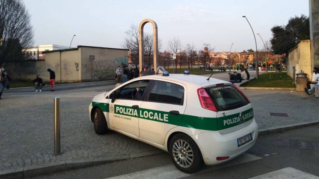 Un appostamento in centro città della polizia locale di Legnano Un appostamento in centro città della polizia locale di Legnano
