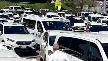 I taxi bloccati fuori dallo scalo